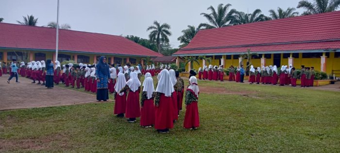 Seluruh Siswa MIN 1 Tebo Laksanakan Rutinitas Pembiasaan LKBB di Lingkungan Madrasah Dengan Semangat