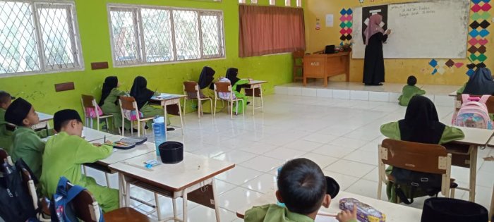 Siswa Kelas Rendah MIN 1 Tebo Ikuti Pembelajaran Dengan Antusias di Kelas