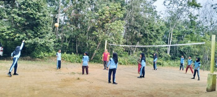 Siswa Kelas 6A MIN 1 Tebo Tunjukkan Bakat Olahraga Saat Pelajaran PJOK Siswa Kelas 6A MIN 1 Tebo Tunjukkan Bakat Olahraga Saat Pelajaran PJOK