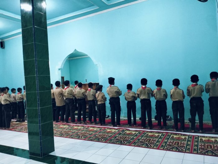 Siswa MIN 1 Tebo Laksanakan Shalat Ashar Berjamaah di Masjid