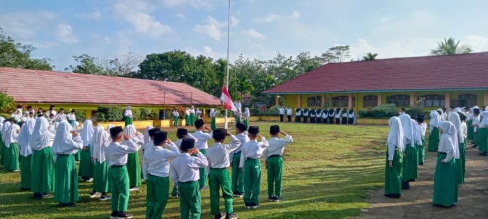 Keluarga Besar MIN 1 Tebo Ikuti Pelaksanaan Upacara Bendera Rutin Setiap Hari Senin di Lingkungan Madrasah