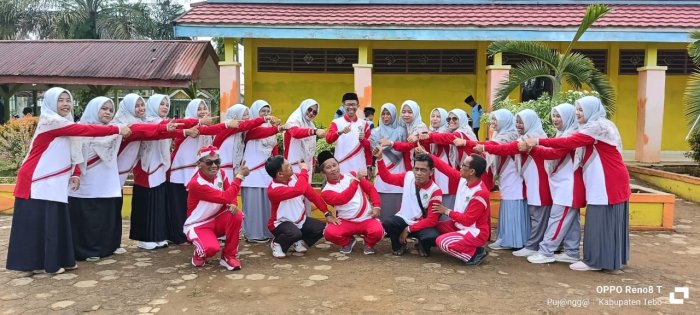 Seluruh Dewan Guru Gelar Foto Bersama Kepala Madrasah Seluruh Dewan Guru Gelar Foto Bersama Kepala Madrasah