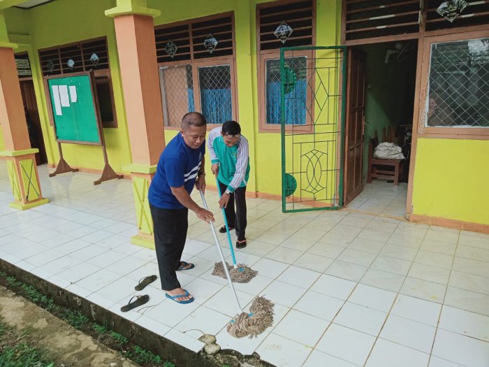 Dewan Guru MIN 1 Tebo Rutin Jaga Kebersihan di Lingkungan Madrasah Dewan Guru MIN 1 Tebo Rutin Jaga Kebersihan di Lingkungan Madrasah