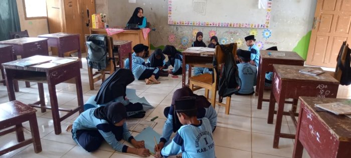 Siswa Kelas 5B MIN 1 Tebo Praktik Membuat Anyaman Bersama Dewan Guru