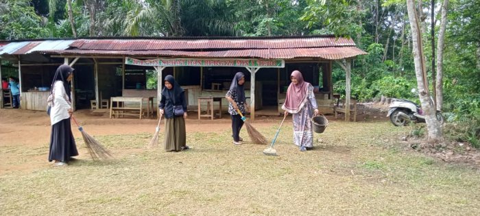 Penjual  Kantin MIN 1 Tebo Rutin Laksanakan Aksi Bersih Lingkungan Usai Berjualan