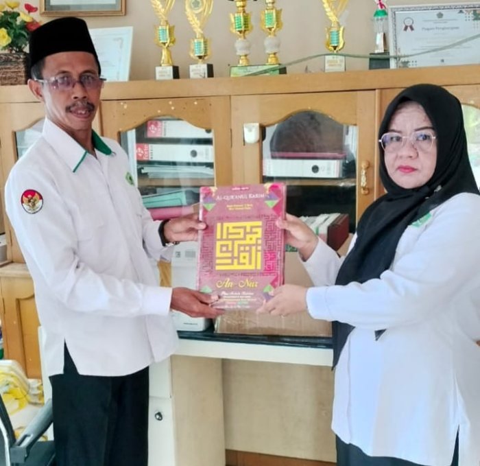 Kepala MIN 1 Tebo Menyerahkan Wakaf Al-Quran Ke Kantor Kemenag Tebo