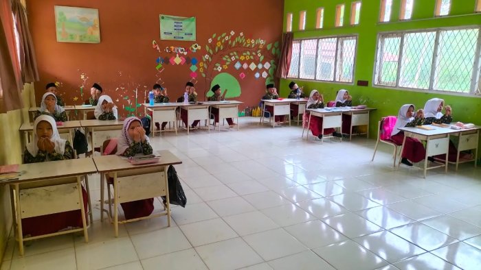 Siswa Kelas Rendah MIN 1 Tebo Antusias Laksanakan Pembelajaran  di Kelas