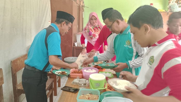 Dewan Guru MIN 1 Tebo Gelar Makan Bersama Pererat Kebersamaan di Madrasah