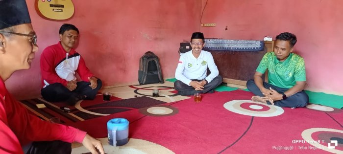 Keluarga Besar MIN 1 Tebo Jaga Silaturahmi Kunjungi Operator Madrasah Secara Bersama-Sama