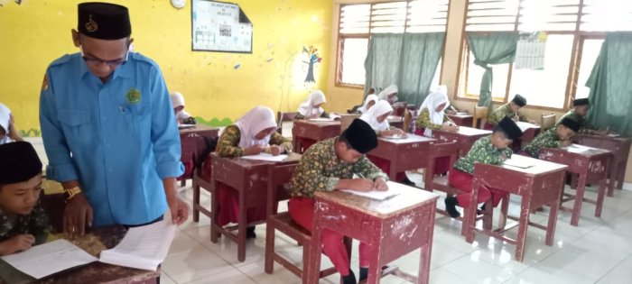 Siswa MIN 1 Tebo Antusias Ikuti Sumatif Akhir Semester Genap, Kerjakan Soal Dengan Teliti