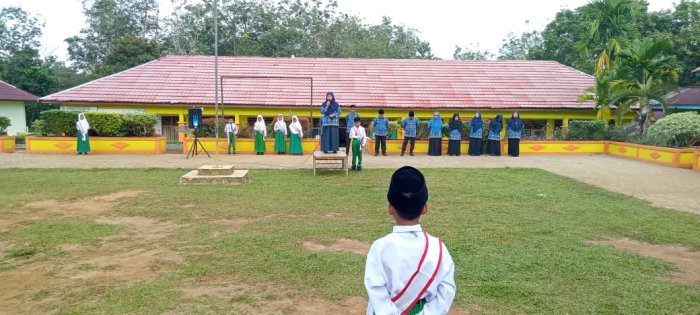 Pembina Upacara Sampaikan Amanat Untuk Siswa Selalu  Ciptakan Semangat Tuntut Ilmu