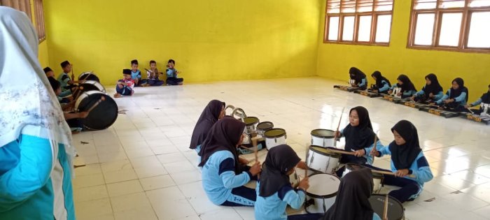Latihan Rutin Drumband MIN 1 Tebo Tingkatkan Kekompakan Siswa Latihan Rutin Drumband MIN 1 Tebo Tingkatkan Kekompakan Siswa