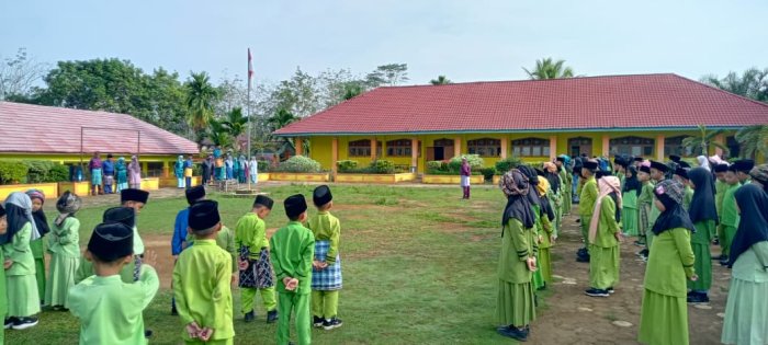 Keluarga Besar MIN 1 Tebo Gelar Upacara HUT  Provinsi Jambi ke-69 Tahun di Madrasah