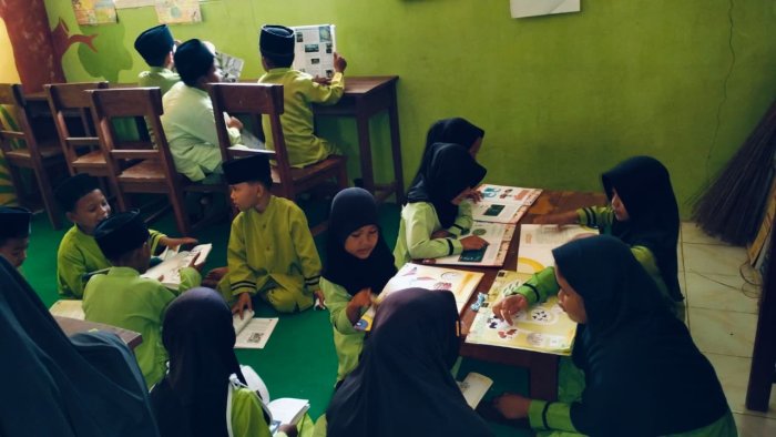 Siswa Kelas 2 MIN 1 Tebo Tingkatkan Literasi Lewat Kunjungan Perpustakaan