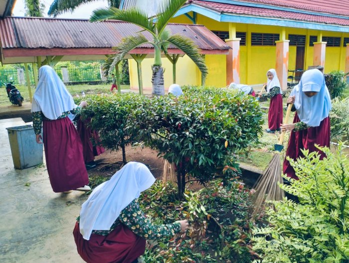 Siswa MIN 1 Tebo Tingkatkan Kebersihan Ciptakan Madrasah Yang Nyaman
