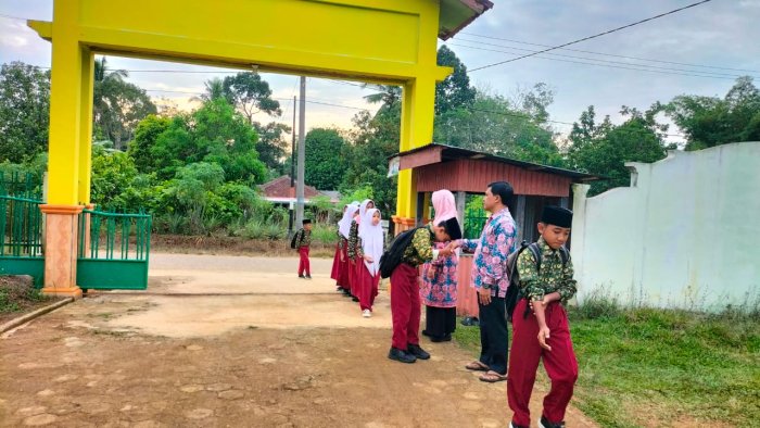 Dewan Guru MIN 1 Tebo Rutin  Laksanakan Pembiasaan Piket Pagi Bentuk Karakter Disiplin Siswa
