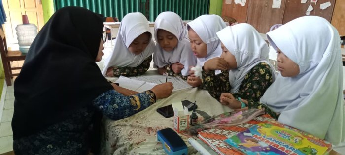 Dewan Guru MIN 1 Tebo Dampingi Siswa Kelas Rendah Tingkatkan Literasi Membaca di Ruang Kelas