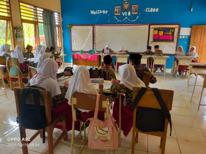 Siswa Kelas 6B MIN 1 Tebo Ikuti Pembelajaran Dengan Cara Metode Diskusi Kelompok