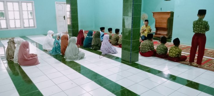 Siswa MIN 1 Tebo Rutin Laksanakan Pembiasaan  Sholat Dhuha di Masjid