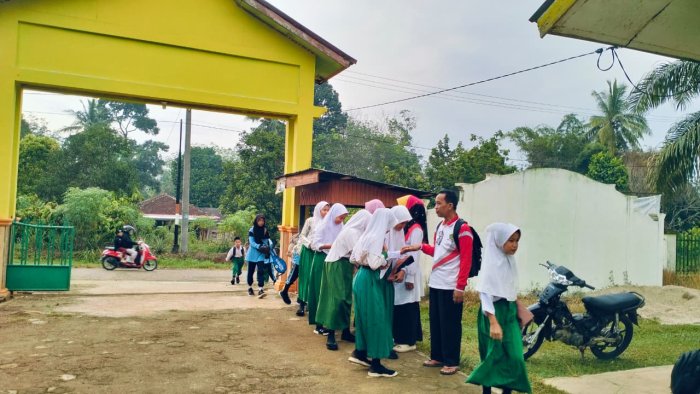 Dewan Guru MIN 1 Tebo Rutin Laksanakan Piket Tingkatkan Kedisiplinan Siswa Setiap Hari