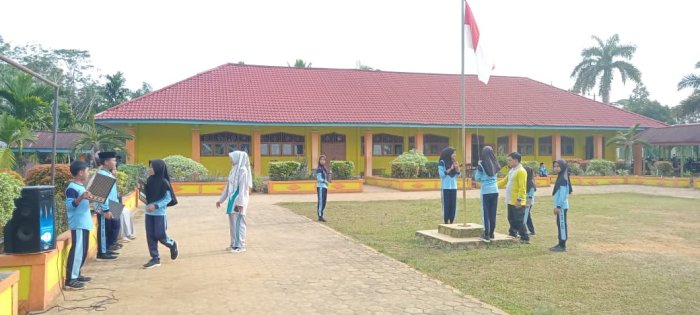 Siswa Kelas 6B  MIN 1 Tebo Siapkan Diri Sebagai Petugas Upacara di Hari Senin