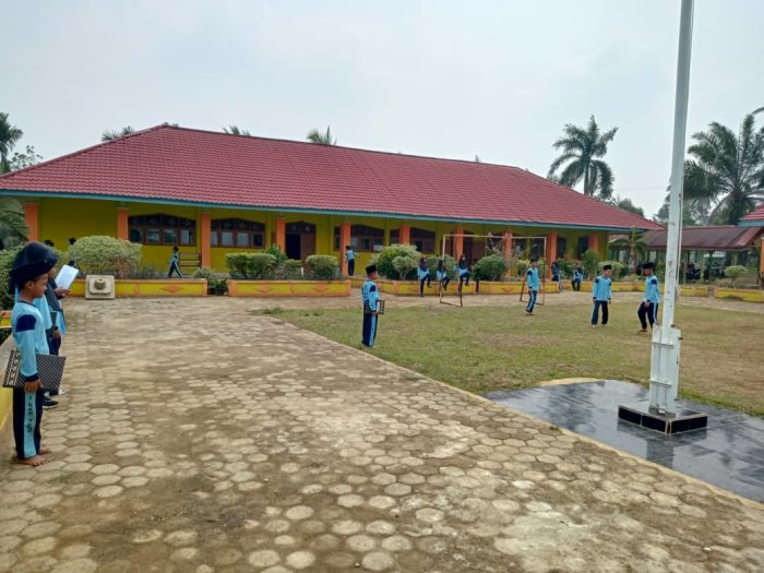 Siswa Kelas 5 MIN 1 Tebo Gelar Latihan Upacara Bendera di Lapangan Madrasah