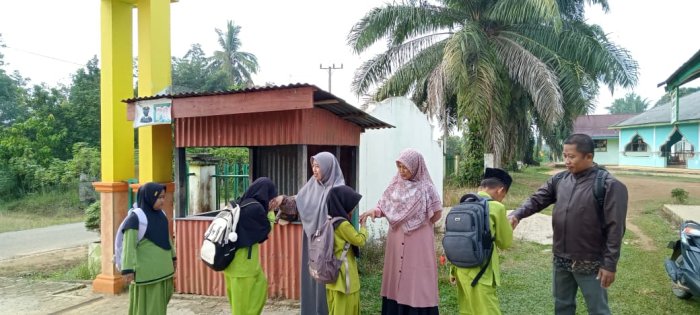 Tingkatkan  Kedisiplinan  Siswa, Dewan Guru MIN 1 Tebo Adakan Penyambutan Setiap Pagi