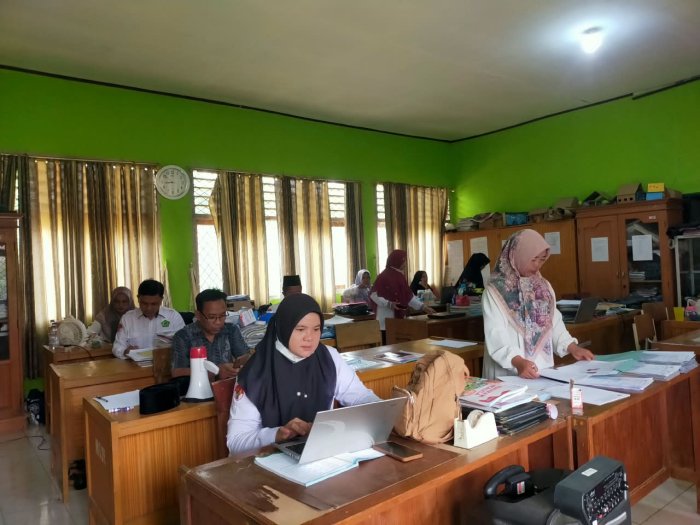 Dewan Guru MIN 1 Tebo Siapkan Berkas Pencairan TPG dan Tukin di Lingkungan Madrasah