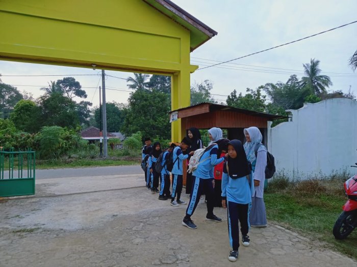 MIN 1 Tebo Terapkan Pembiasaan Piket  Ciptakan Kedisiplinan  Siswa Lewat Penyambutan