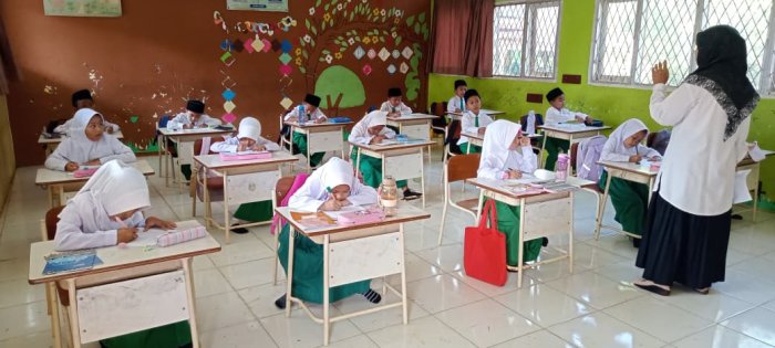 Siswa Kelas Rendah MIN 1 Tebo Antusias Ikuti Ujian Sumatif Akhir Semester Hari Pertama
