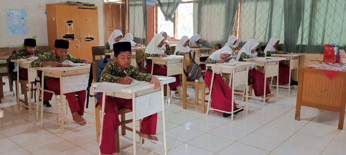 Siswa Kelas Tinggi MIN 1 Tebo Antusias Ikuti Pembelajaran Kerjakan Latihan Soal Dengan Baik