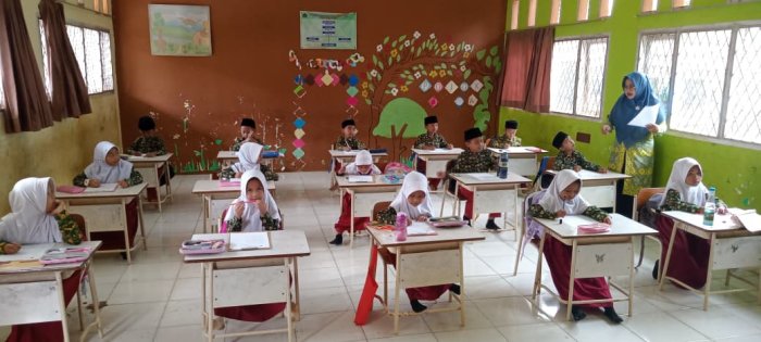 Siswa Kelas Rendah MIN 1 Tebo Antusias Laksanakan  Sumatif Akhir Semester Bersama Dewan Guru