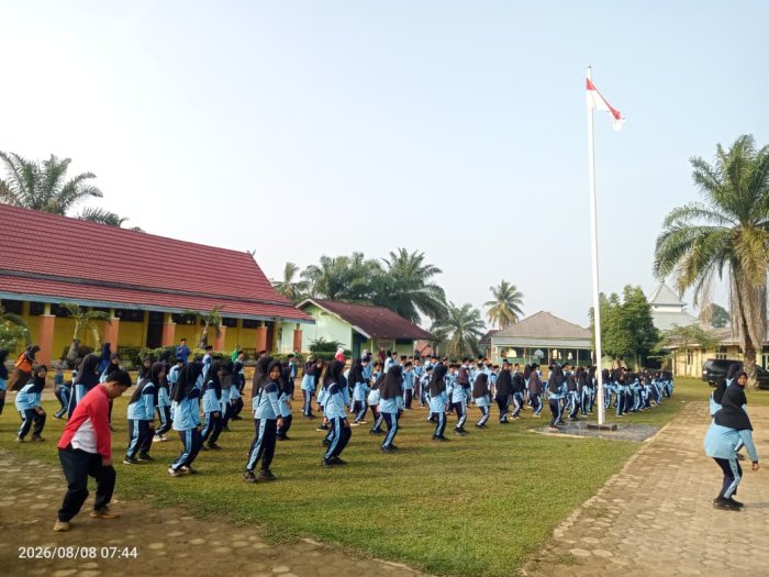 Keluarga Besar MIN 1 Tebo Laksanakan Senam Sehat Cerita di Madrasah Keluarga Besar MIN 1 Tebo Laksanakan Senam Sehat Cerita di Madrasah