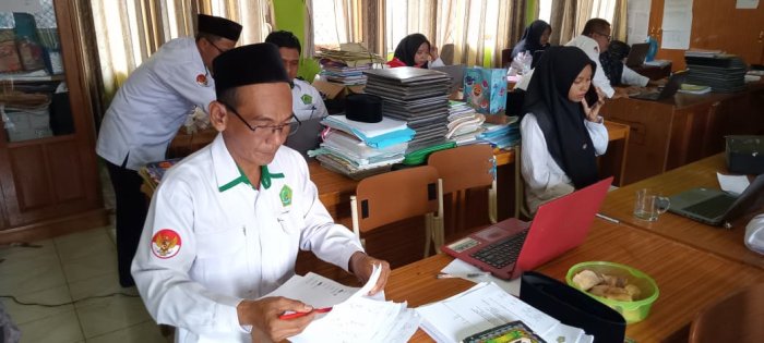 Dewan Guru MIN 1 Tebo Semangat Koreksi Soal Sumatif Akhir Semester Dengan Baik