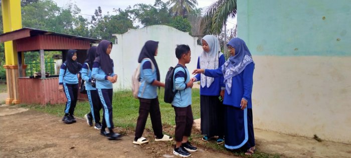 Dewan Guru MIN 1 Tebo Ukir Semangat, Rutin Laksanakan Sambut Siswa Dengan Antusias
