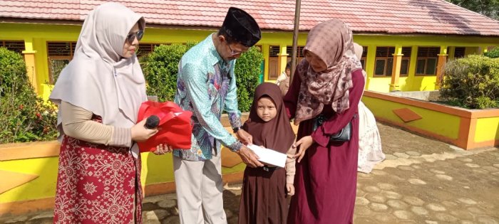 Kepala MIN 1 Tebo Serahkan Bingkisan Untuk Siswa Yatim  di Madrasah