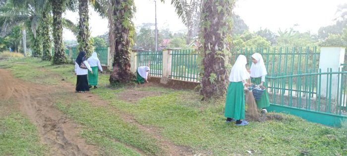 Siswa MIN 1 Tebo Rutin Tingkatkan Kebersihan Ciptakan Lingkungan Yang Nyaman