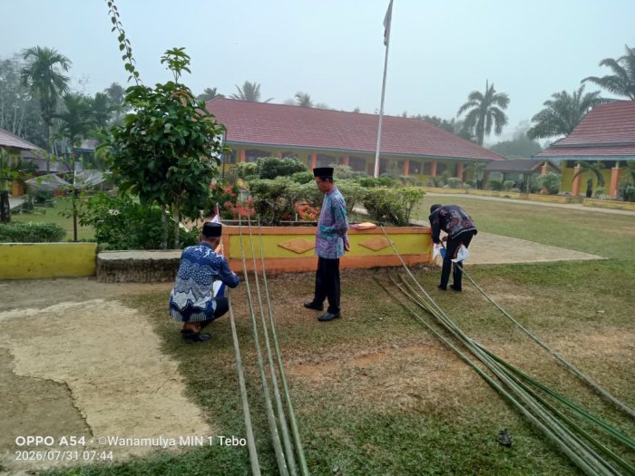 MIN 1 Tebo Siapkan Peringatan HUT RI ke-81 dengan Pemasangan Bendera di Lingkungan Madrasah MIN 1 Tebo Siapkan Peringatan HUT RI ke-81 dengan Pemasangan Bendera di Lingkungan Madrasah