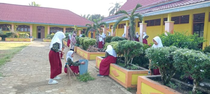 Keluarga Besar MIN 1 Tebo Gelar Kegiatan  Gotong Royong Ukir Kebersihan di Lingkungan Madrasah