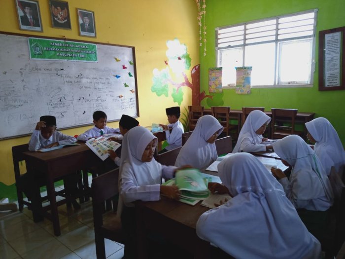 Siswa MIN 1 Tebo Tingkatkan Literasi Lewat Kunjungan Perpustakaan Siswa MIN 1 Tebo Tingkatkan Literasi Lewat Kunjungan Perpustakaan