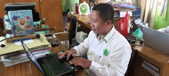 Dewan Guru MIN 1 Tebo Semangat Mengisi Raport Digital Madrasah