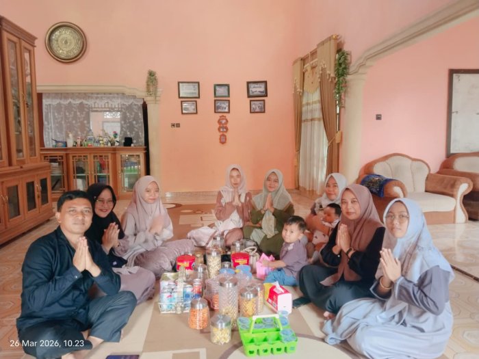 MIN 1 Tebo Perkuat Kebersamaan Gelar Silaturahmi Hadiri Rumah Sesama Dewan Guru Bersama Para Alumni