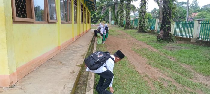 Siswa MIN 1 Tebo Rutin Jaga Kebersihan Lingkungan  Madrasah