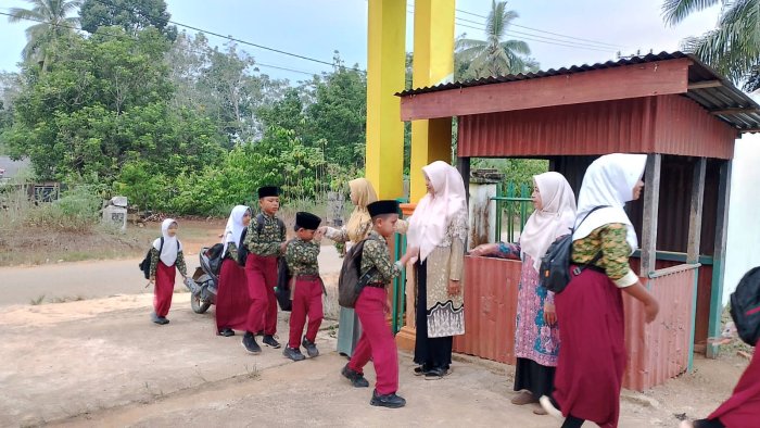 Dewan Guru MIN 1 Tebo Antusias Gelar Pembiasaan Sambut Siswa, Bentuk Karakter Disiplin Siswa Setiap Pagi Dewan Guru MIN 1 Tebo Antusias Gelar Pembiasaan Sambut Siswa, Bentuk Karakter Disiplin Siswa Setiap Pagi