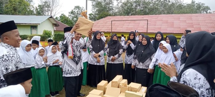 Dewan Guru MIN 1 Tebo Meriahkan Hari Guru Nasional dengan Tukar Kado
