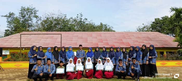 Keluarga Besar MIN 1 Tebo Adakan Sesi Foto Bersama Enam Siswa Berprestasi OMI Tahun 2025