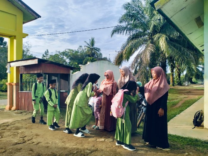 Dewan Guru MIN 1 Tebo Bentuk Karakter Disiplin Siswa Sebelum Proses KBM di Laksanakan