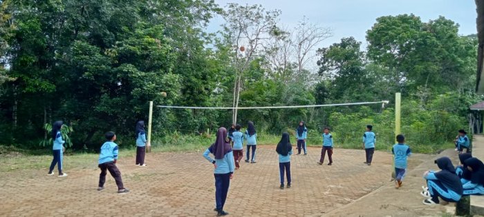 Siswa MIN 1 Tebo Gelar Pelaksanaan Pengembangan Bakat Olahraga Pada Saat Istirahat Berlangsung