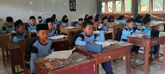 Siswa Kelas 3 MIN 1 Tebo Hafalkan Surah-Surah Pendek Bersama Dewan Guru