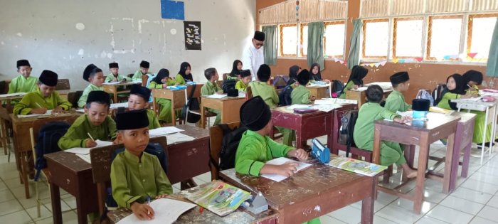 Dewan Guru MIN 1 Tebo Semangat Laksanakan Tugas Mengajar di Kelas Dewan Guru MIN 1 Tebo Semangat Laksanakan Tugas Mengajar di Kelas